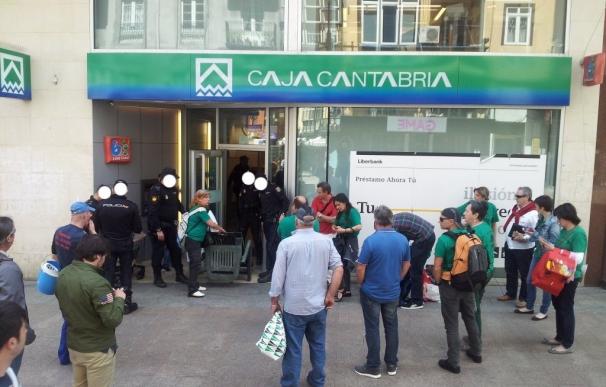 La Policía desaloja a la PAH de dos oficinas de Liberbank en Santander
