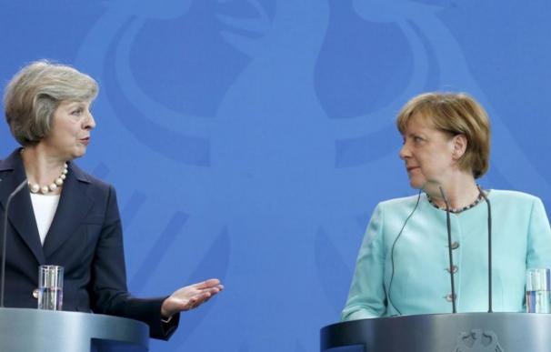 Merkel deja claro a May que primero hay que arreglar la salida y luego hablar de acuerdos (Foto: AFP)