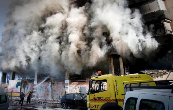 Un centenar de desalojados y 66 atendidos en un incendio de un edificio en Cádiz