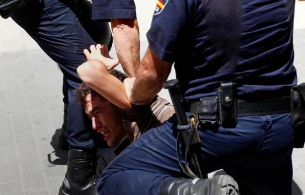 Fuerte dispositivo policial y nula presencia de los 'indignados' en Les Corts