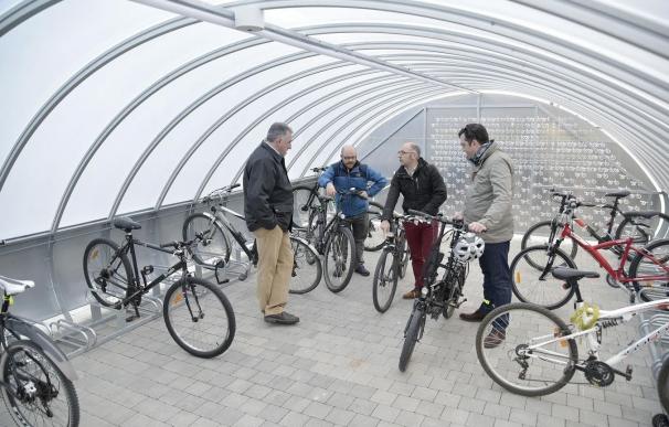Más de 360 personas han aparcado su bicicleta en el parking cubierto instalado en el paseo Pérez Goyena de Pamplona