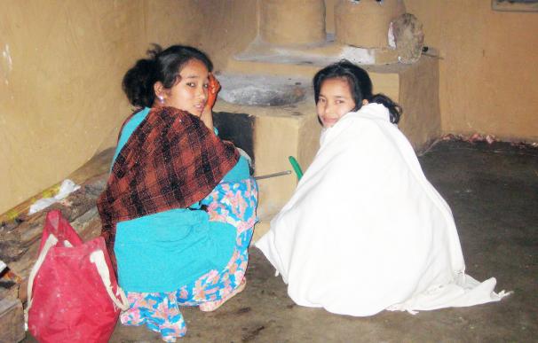 Binita (d) y Kanchi (i) ya han sido rescatadas de la esclavitud del siglo XXI