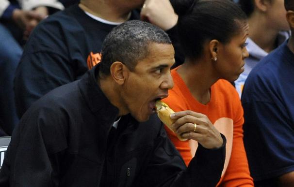 Barack Obama comiendo un hot dog durante un partido de basket en Maryland, en 2011. (AFP/Jewel Samad)