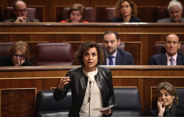 Montserrat defiende la creación de empleo como la mejor lucha contra la pobreza y el PSOE critica la falta de medidas