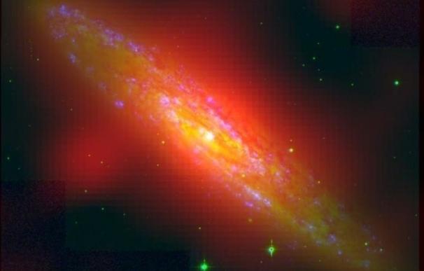 Astrónomos captan una visión sin precedentes del halo de una galaxia activa cercana