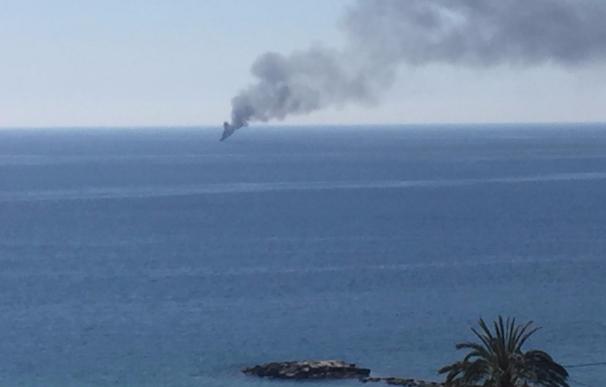 Tres tripulantes rescatados tras incendiarse su embarcación frente a la Vila Joiosa