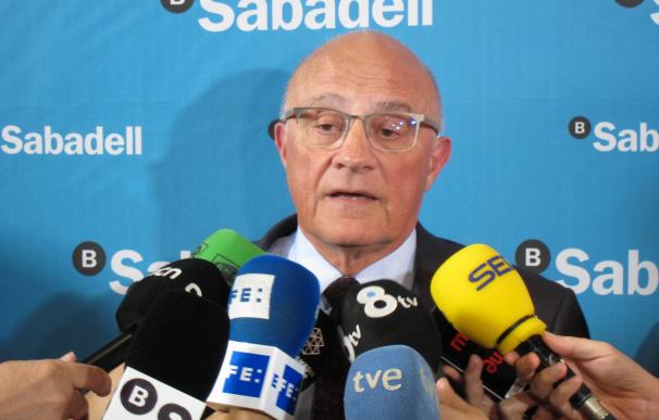 (Ampl.) Oliu (Banco Sabadell) ve "muy positivo" el anuncio de Rajoy de inversiones en Cataluña