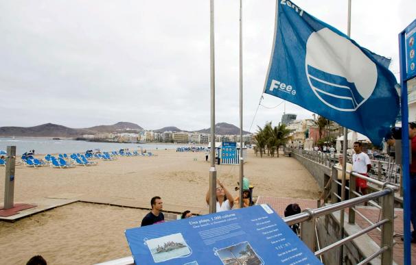 La bandera azul ondeará en una de cada seis playas españolas, en total 521