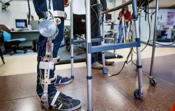 Esqueletos robóticos para ayudar a caminar a lesionados medulares