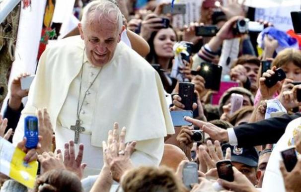 El Papa saluda a los fieles católicos