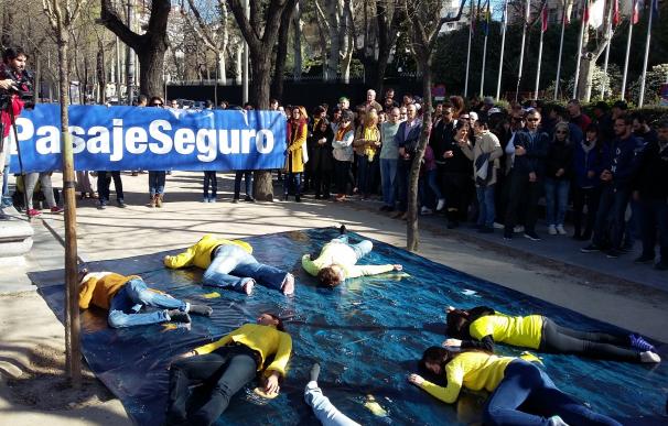 Una bandera de CEAR recrea en Madrid los muertos del Mediterráneo para denunciar el acuerdo UE-Turquía sobre refugiados