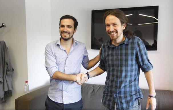 Pablo Iglesias con Alberto Garzón, tras un encuentro este pasado verano.