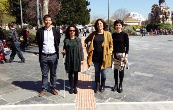 La nueva banda de encaminamiento ya permite a las personas con discapacidad visual recorrer la plaza de España