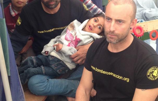 Un equipo de voluntarios que impulsó el traslado de Osman a España recibe al niño a su llegada al aeropuerto