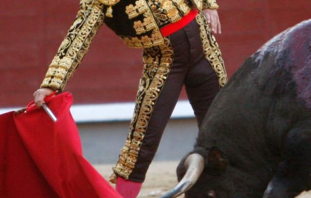 Morante corta el rabo de un gran toro de Juan Pedro Domecq en Nimes