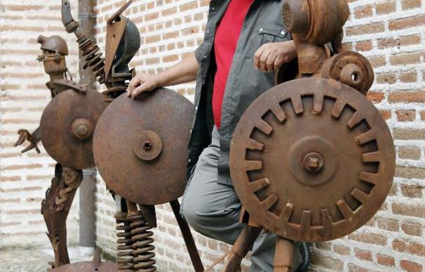 Un escultor recicla en arte contemporáneo el hierro de los trebejos agrarios