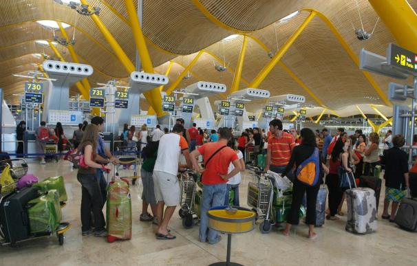 Los vuelos en aeropuertos españoles aumentaron el 2,2 por ciento y 6,4 los pasajeros