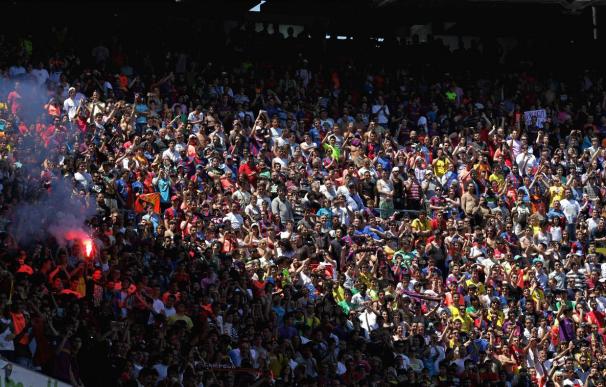 Socios del Barça reclaman al club que prohíba fumar en el Camp Nou