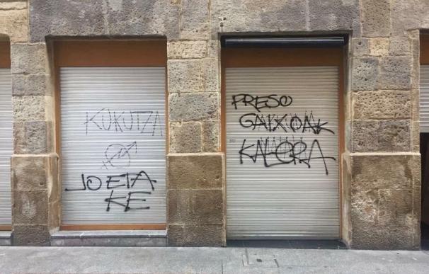 Aparecen pintadas en el batzoki del Casco Viejo de Bilbao pidiendo la vuelta a casa de los presos de ETA enfermos