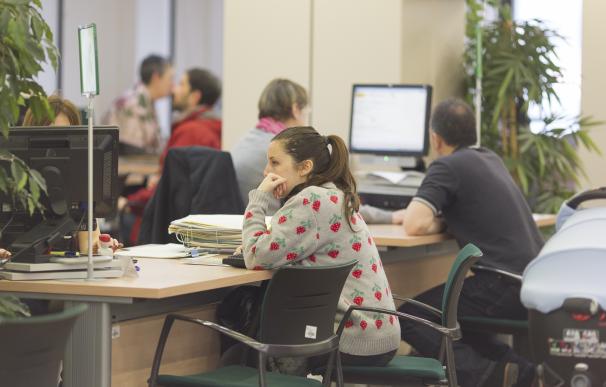 El 37% de los españoles percibe su espacio de trabajo estresante y la mitad está poco motivado