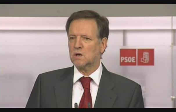 Rubalcaba, "candidato de facto" del PSOE al no lograr avales ningún otro aspirante