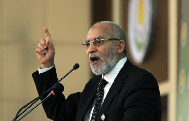 Un tribunal de Egipto condena a cadena perpetua el guía supremo de Hermanos Musulmanes