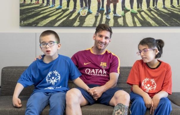 Messi cumple el sueño de dos niños con discapacidad de 'Special Olympics Catalunya'