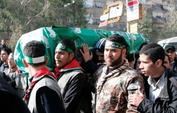 Miembros de Hamás cargan el féretro del dirigente del movimiento palestino Mahmud al Mabhuh asesinado el 20 de enero en Dubai y cuyas investigaciones continúan.