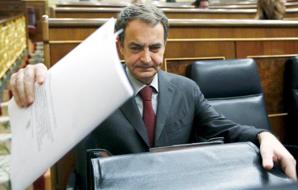 Zapatero insta a las cajas y a las CCAA a culminar su reestructuración este semestre