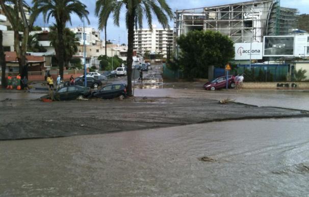 La lluvia desborda la rambla e inunda la playa y el centro de Águilas (Murcia)