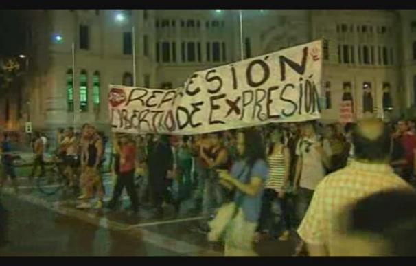 Los "indignados" concluyen en Sol una improvisada manifestación por las calles de Madrid