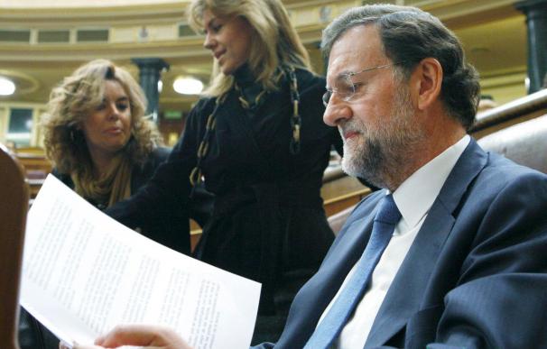 Rajoy exige a Zapatero que rectifique a fondo o convoque elecciones
