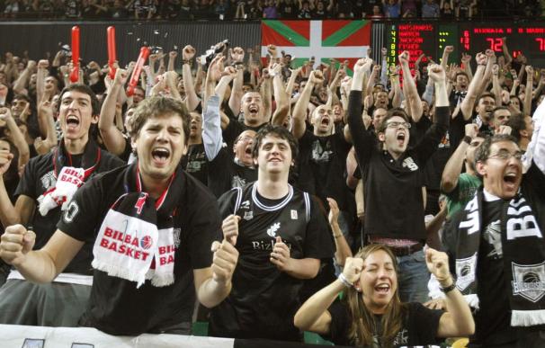 La afición del Bilbao Bizkaia Basket celebra una victoria