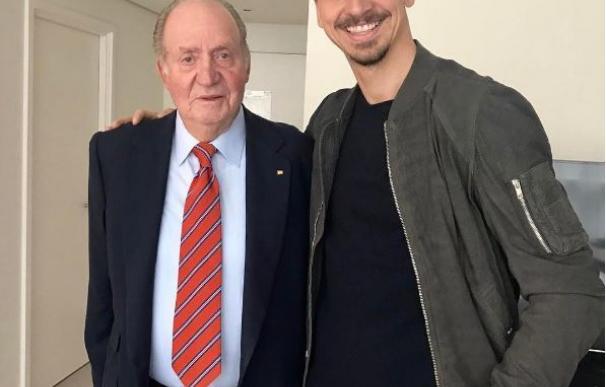 Ibrahimovic se fotografía con Juan Carlos I: "Un Rey reconoce a un Rey".