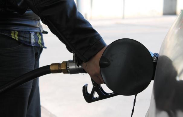 Echar gasolina es más barato en centros comerciales y autonomías sin impuesto de hidrocarburos, según OCU