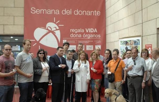 Un total de once afiliados a la ONCE reciben el carné de donante en el Hospital Reina Sofía