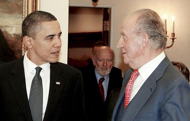 El Rey Juan Carlos (d) conversa con el presidente de Estados Unidos, Barack Obama (i)
