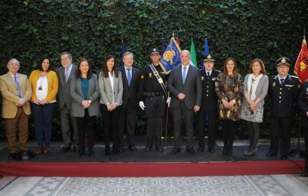 Diputación reconoce la labor de la Policía Nacional y le entrega el guión de la provincia