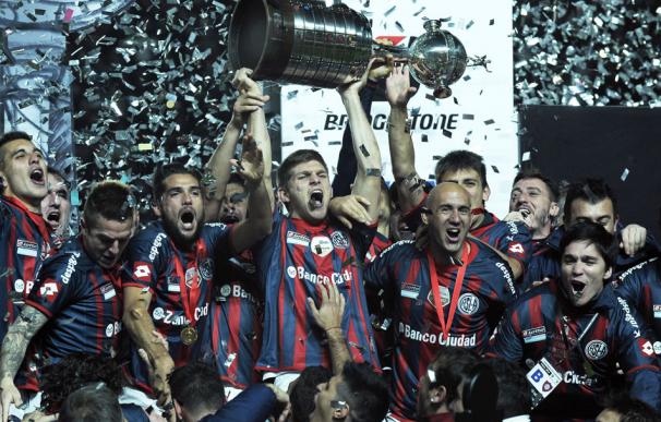 Los jugadores del San Lorenzo levantan el trofeo que les acredita como ganadores de la Copa Libertadores