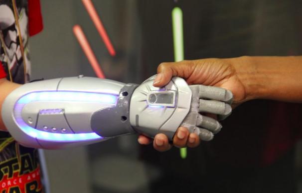 Las prótesis que fabrica Open Bionics estarán listas a finales de 2016 con un precio cercano a los 500 dólares. (Open Bionics)