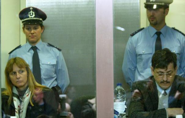 El pederasta y asesino Marc Dutroux junto a su cómplice Michelle Martin, en una imagen de archivo