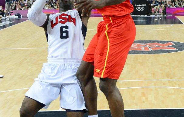 Ibaka taponando a a Lebron James durante la final olímpica