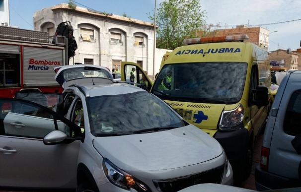 Heridas tres personas al colisionar un turismo y una ambulancia en Murcia