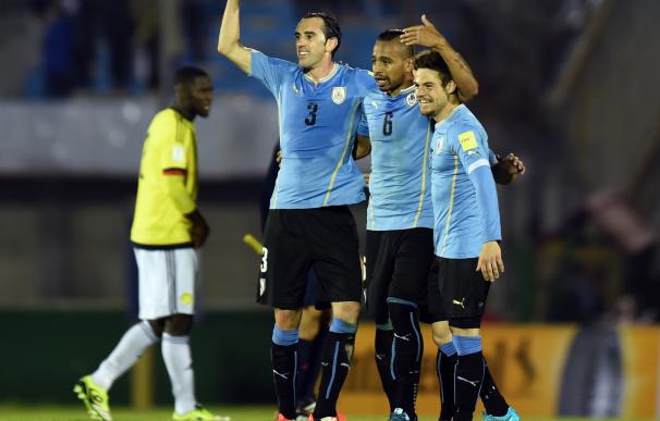 Uruguay's defender Diego Godin (L) celebrates team
