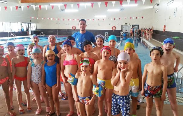 Un total de 1.200 escolares mejoran sus técnicas de natación en los talleres 'Por tu salud' de Diputación