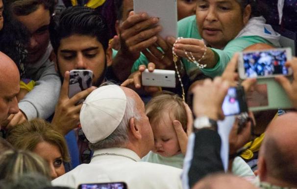 El Papa se reúne con 5.000 gitanos en el Vaticano