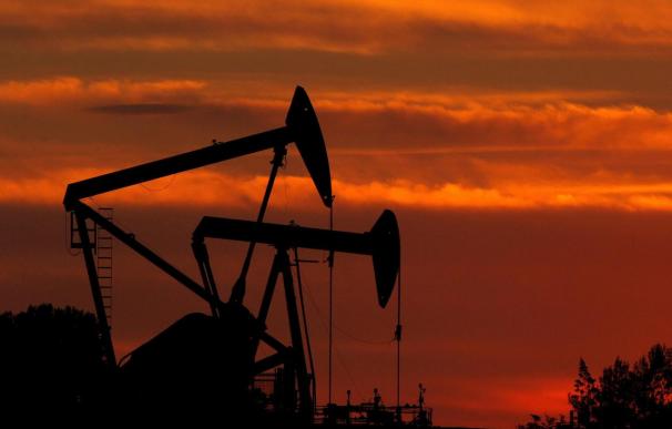 El petróleo de Texas baja al cierre un 2 por ciento, hasta los 53,61 dólares