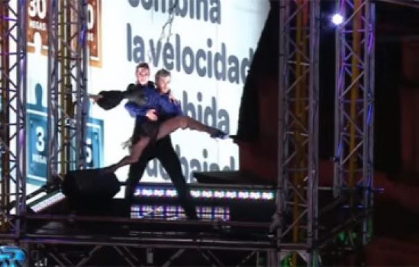 Mora Godoy balia un tango a más de 60 metros de altura frente al Obelisco