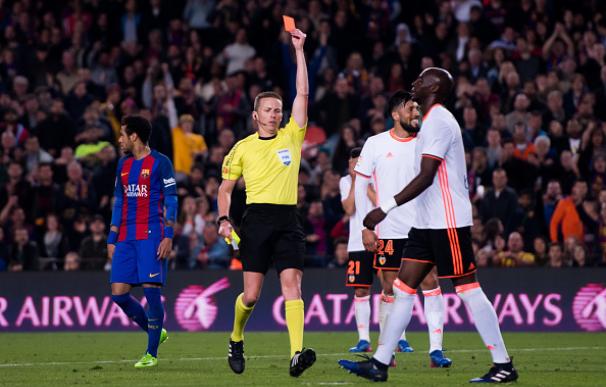 Mangala vio la roja contra el Barcelona