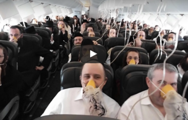 Los pasajeros de un avión se ponen a rezar de forma masiva durante un aterrizaje de emergencia